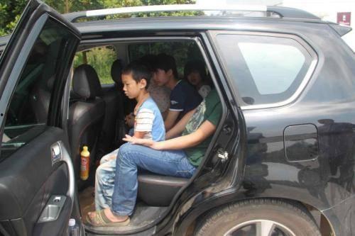 小田开车搞笑视频,笑料百出，行车安全两不误